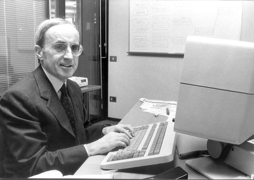 Al lavoro al computer negli anni 80